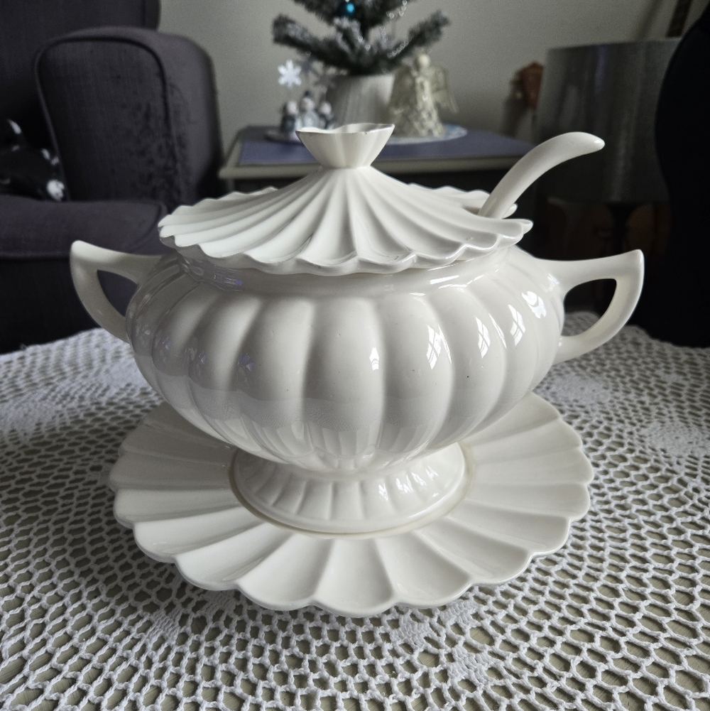 VINTAGE SOUP TUREEN SET